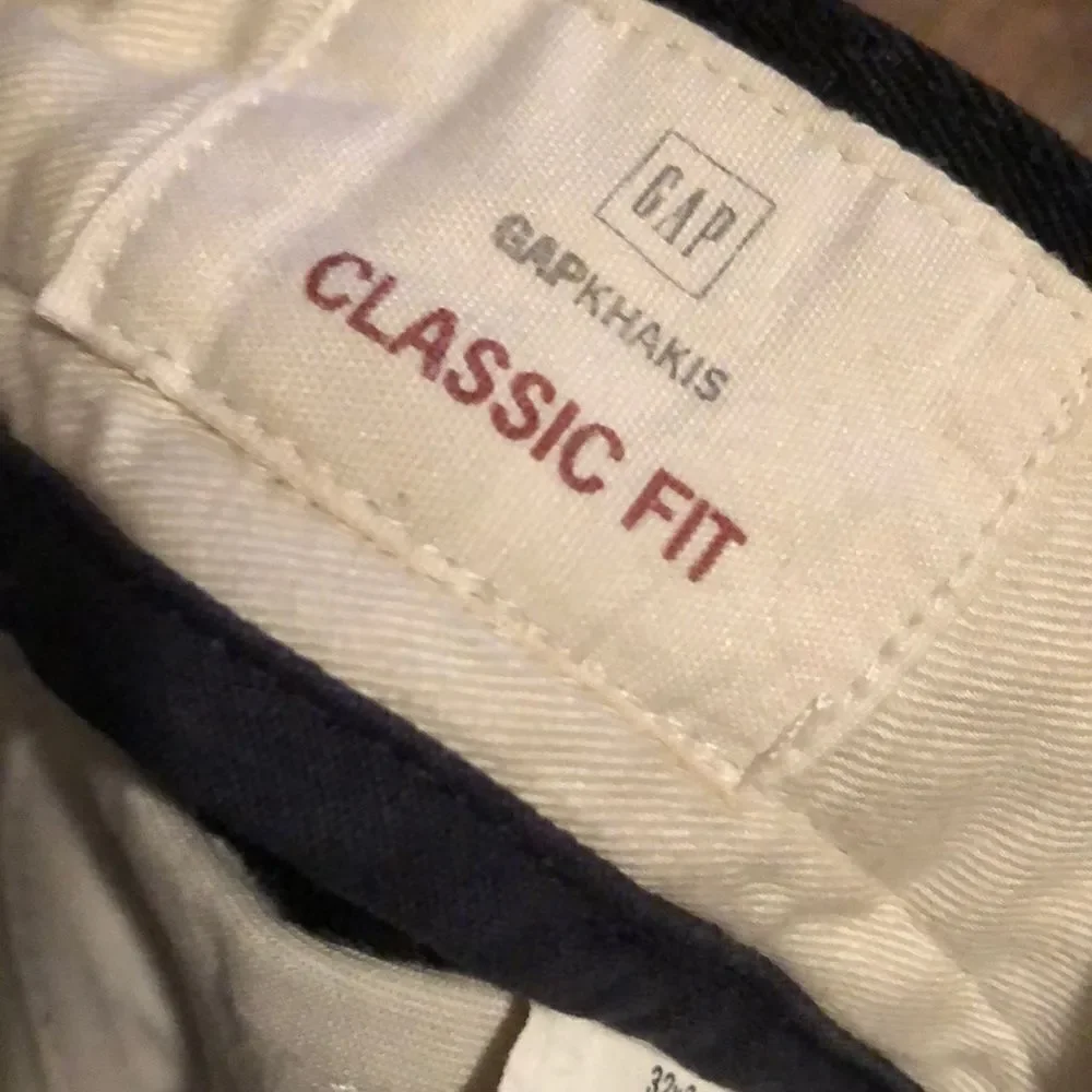 GAP Sz 32 x 34 black classic khakis like new